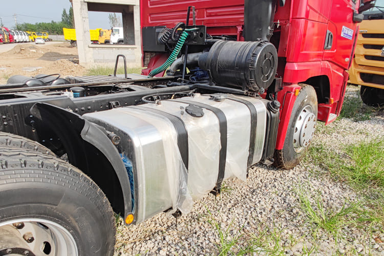 SHACMAN Second Hand Shacman Tractor Trailer for Sale in Tanzania - Тягач: фото 5 SHACMAN Second Hand Shacman Tractor Trailer for Sale in Tanzania - Тягач: фото 5