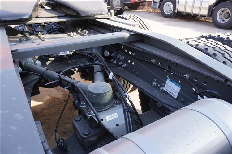 SINOTRUK Howo 371hp 6x4 10 Tires Truck Head for Sale In Jamaica - Тягач: фото 3 SINOTRUK Howo 371hp 6x4 10 Tires Truck Head for Sale In Jamaica - Тягач: фото 3