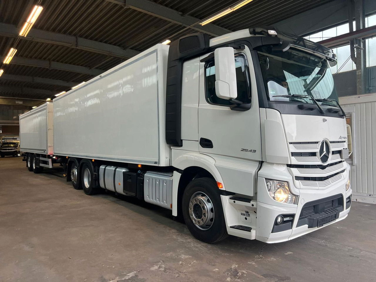 Mercedes-Benz Actros 2543 Komplettzug Voll-Luft - Lange Koffer - Грузовик с закрытым кузовом: фото 1 Mercedes-Benz Actros 2543 Komplettzug Voll-Luft - Lange Koffer - Грузовик с закрытым кузовом: фото 1