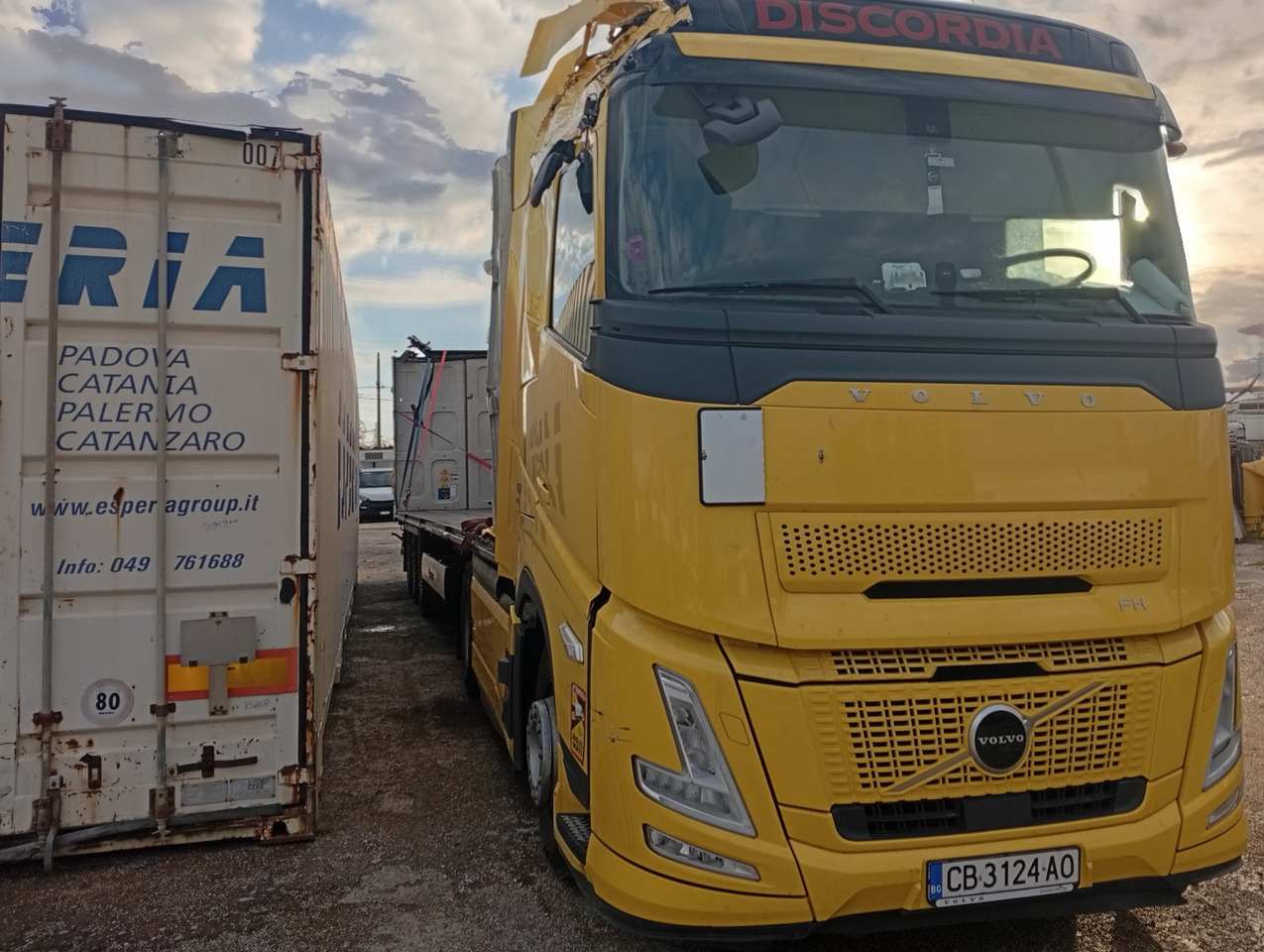 VOLVO FH 460 Aero, Damaged, Located in Bari,Italy - Тягач: фото 1 VOLVO FH 460 Aero, Damaged, Located in Bari,Italy - Тягач: фото 1