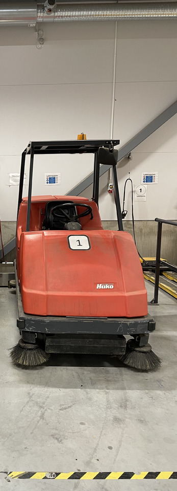 Hako Hakomatic B 1100 - Промышленная подметальная машина: фото 1 Hako Hakomatic B 1100 - Промышленная подметальная машина: фото 1