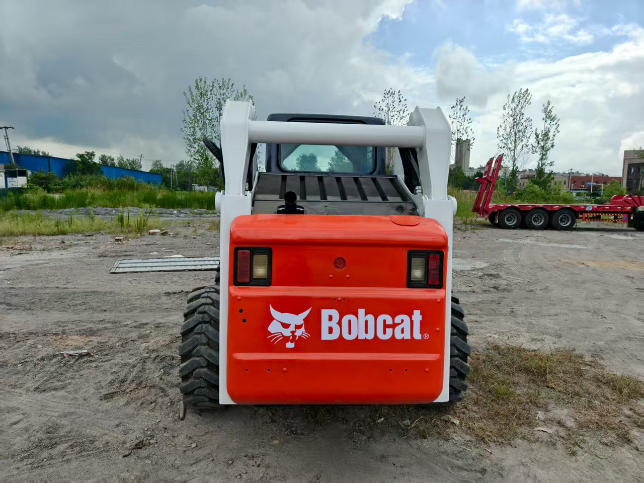 BOBCAT skid steer loader S300 - Мини-погрузчик с бортовым поворотом: фото 3 BOBCAT skid steer loader S300 - Мини-погрузчик с бортовым поворотом: фото 3