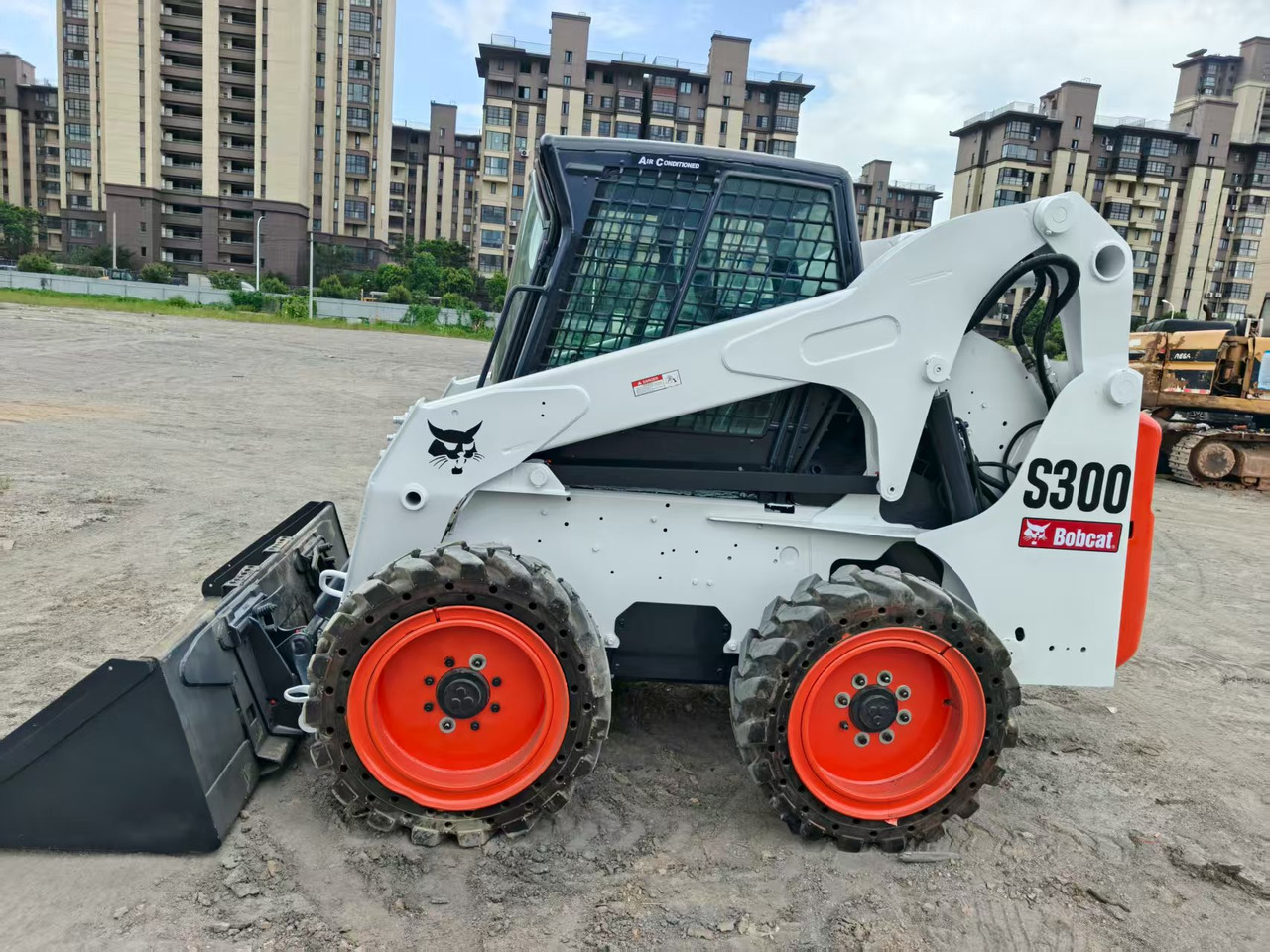 BOBCAT skid steer loader S300 - Мини-погрузчик с бортовым поворотом: фото 1 BOBCAT skid steer loader S300 - Мини-погрузчик с бортовым поворотом: фото 1