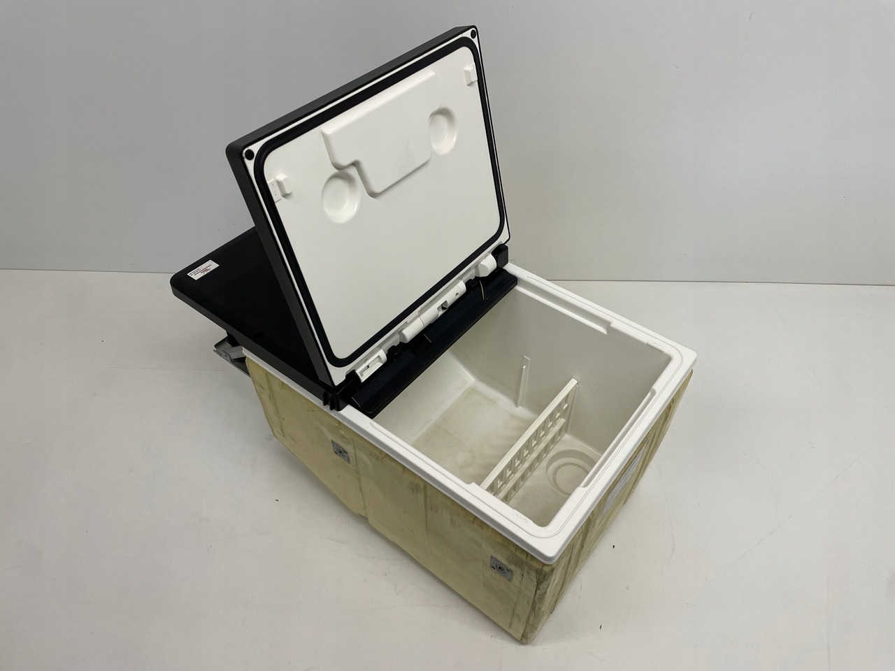 LODÓWKA CHŁODZIARKA MAN TGS TGL TGM 3 TGS3 EURO 6 81639106400 - Кабина и интерьер для Грузовиков: фото 2 LODÓWKA CHŁODZIARKA MAN TGS TGL TGM 3 TGS3 EURO 6 81639106400 - Кабина и интерьер для Грузовиков: фото 2