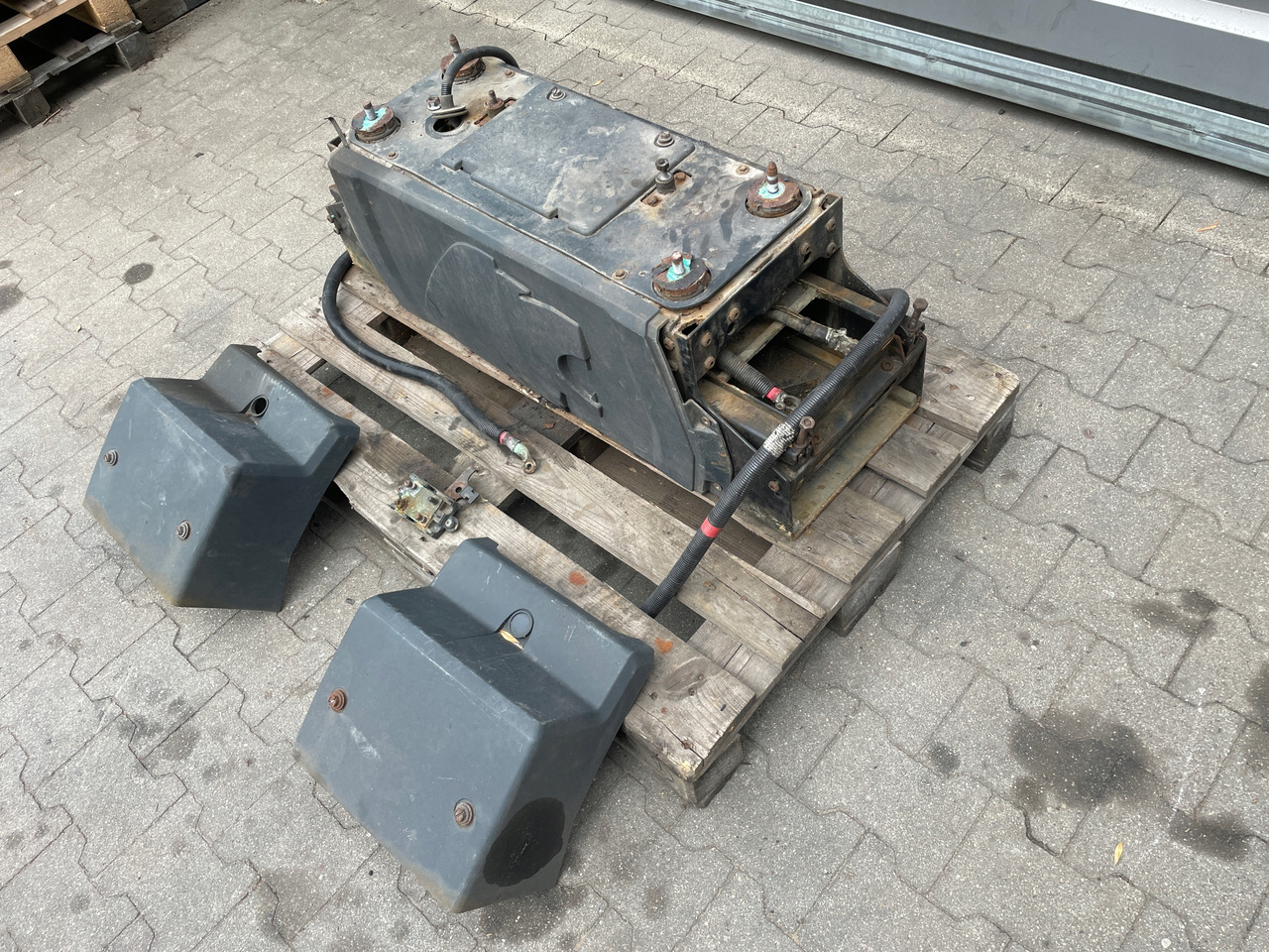 SKRZYNIA SKRZYNKA NA AKUMULATORY MAN TGX TGS 81418606147 - Аккумулятор для Грузовиков: фото 5 SKRZYNIA SKRZYNKA NA AKUMULATORY MAN TGX TGS 81418606147 - Аккумулятор для Грузовиков: фото 5