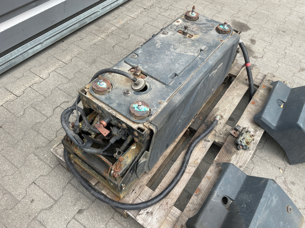 SKRZYNIA SKRZYNKA NA AKUMULATORY MAN TGX TGS 81418606147 - Аккумулятор для Грузовиков: фото 3 SKRZYNIA SKRZYNKA NA AKUMULATORY MAN TGX TGS 81418606147 - Аккумулятор для Грузовиков: фото 3