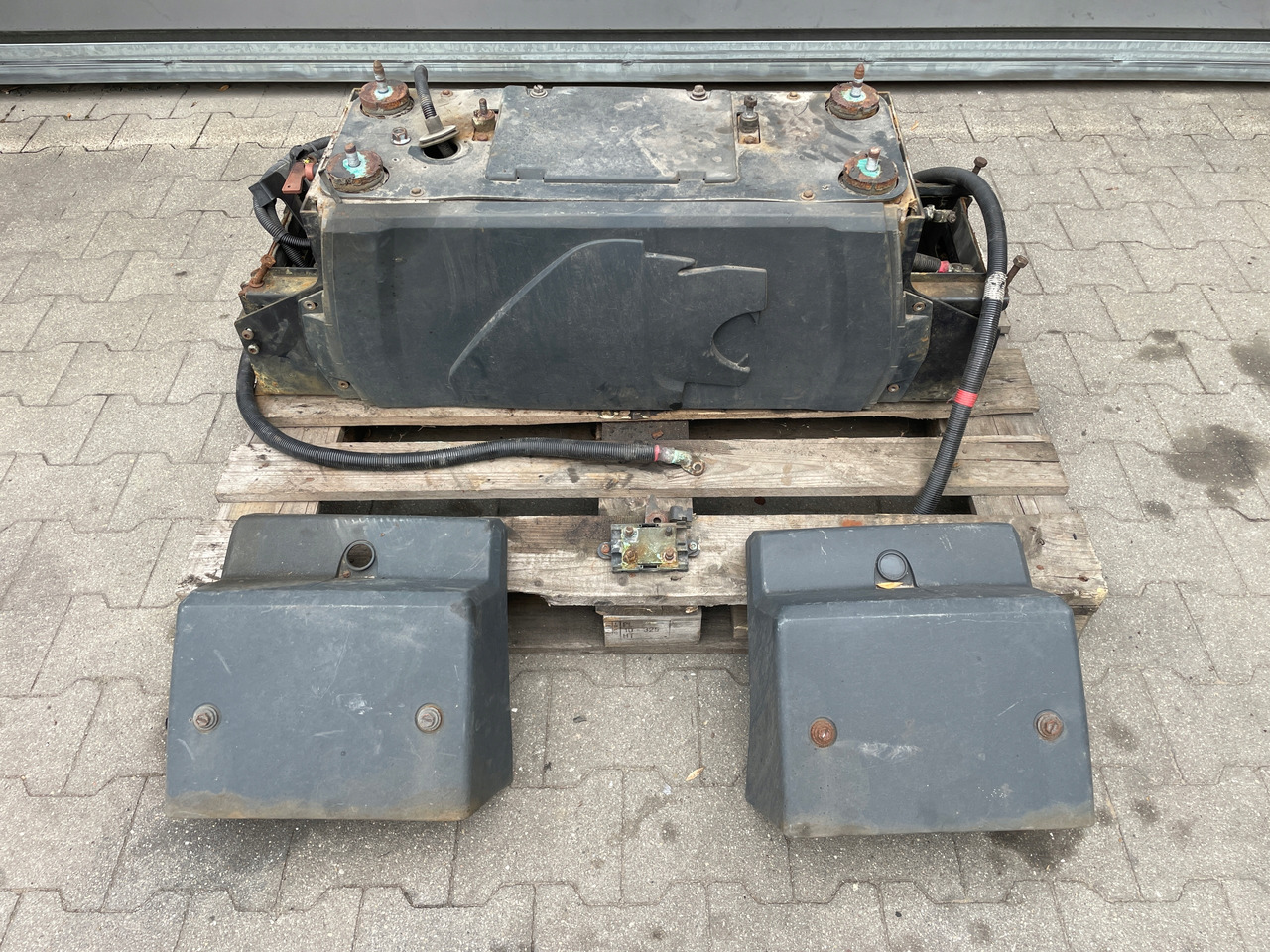 SKRZYNIA SKRZYNKA NA AKUMULATORY MAN TGX TGS 81418606147 - Аккумулятор для Грузовиков: фото 2 SKRZYNIA SKRZYNKA NA AKUMULATORY MAN TGX TGS 81418606147 - Аккумулятор для Грузовиков: фото 2