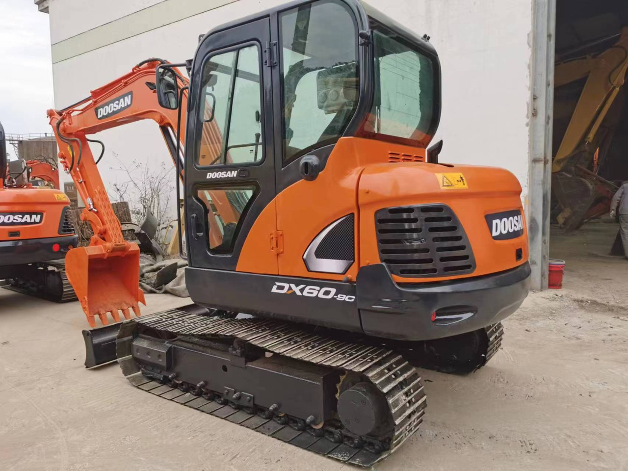 DOOSAN 5 TON DX60 with CE - Мини-экскаватор: фото 1 DOOSAN 5 TON DX60 with CE - Мини-экскаватор: фото 1