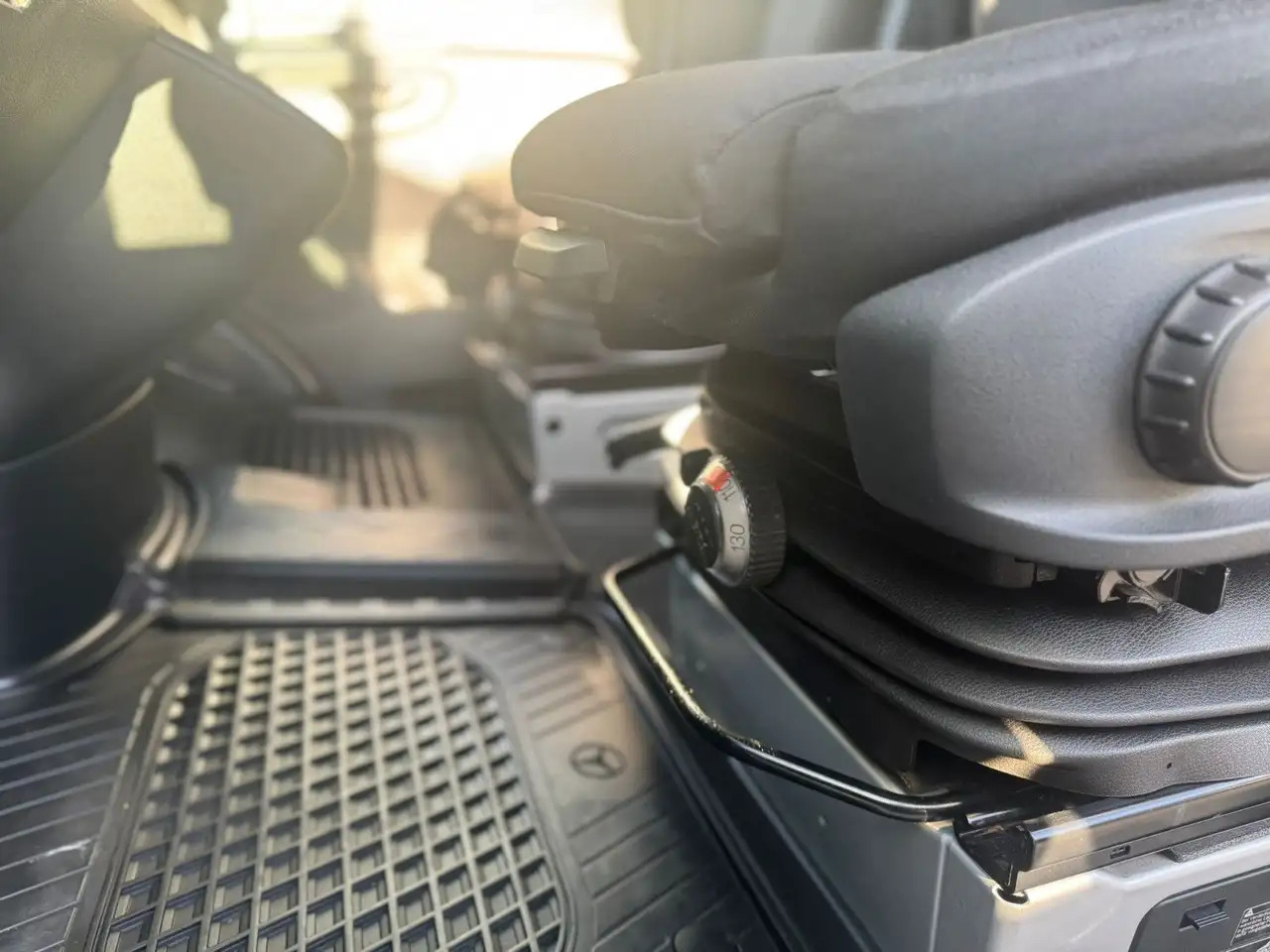 Mercedes-Benz Sprinter 317 CDI Lang Hoch Klima MBUX Silber LED - Цельнометаллический фургон: фото 5 Mercedes-Benz Sprinter 317 CDI Lang Hoch Klima MBUX Silber LED - Цельнометаллический фургон: фото 5