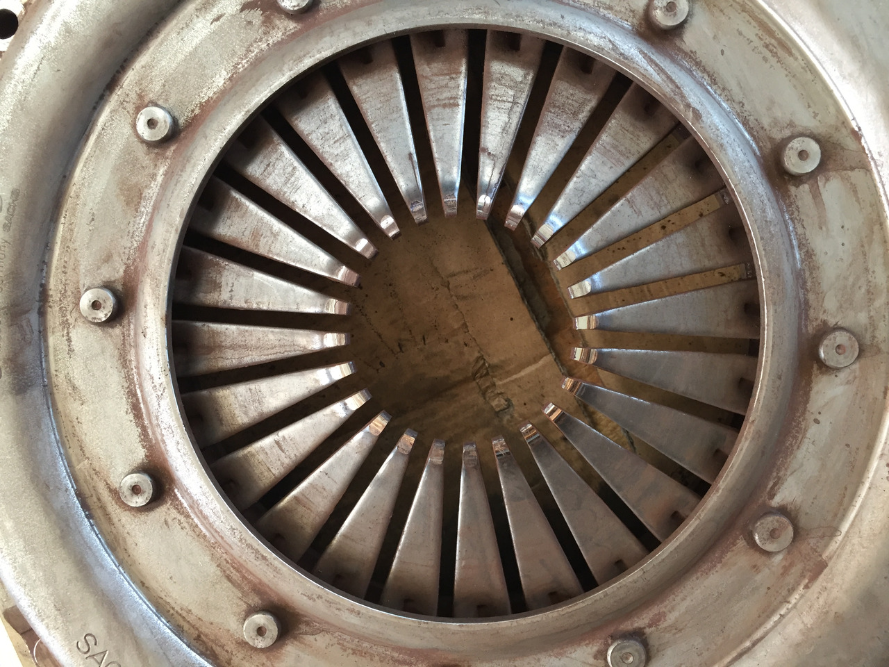 Gebrauchte Kupplungsdruckplatte MB Axor 1824, Motor Typ : OM 906 LA, Artikel - Nr. : A 007 250 15 04 - Корзина сцепления для Грузовиков: фото 1 Gebrauchte Kupplungsdruckplatte MB Axor 1824, Motor Typ : OM 906 LA, Artikel - Nr. : A 007 250 15 04 - Корзина сцепления для Грузовиков: фото 1