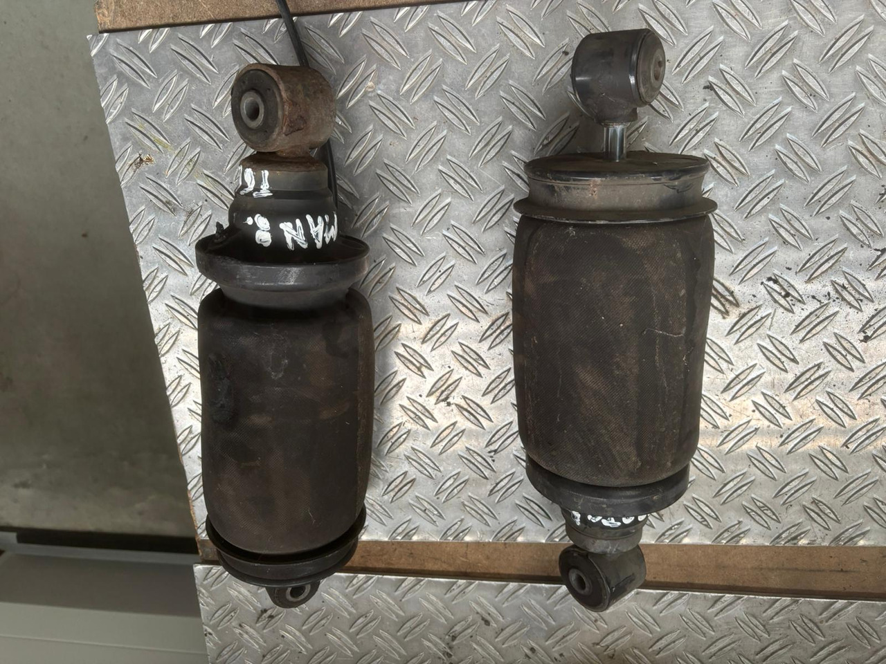 Gebrauchte Luftbälge MAN 8.180, Artikel - Nr. : 81.9999 - 9999 - Подвеска кабины для Грузовиков: фото 4 Gebrauchte Luftbälge MAN 8.180, Artikel - Nr. : 81.9999 - 9999 - Подвеска кабины для Грузовиков: фото 4