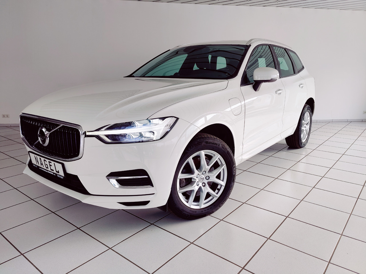 Volvo XC60 t8 twin engine Momentum Plug-In Hybrid AWD AHK Leder Navi - Внедорожник: фото 1 Volvo XC60 t8 twin engine Momentum Plug-In Hybrid AWD AHK Leder Navi - Внедорожник: фото 1