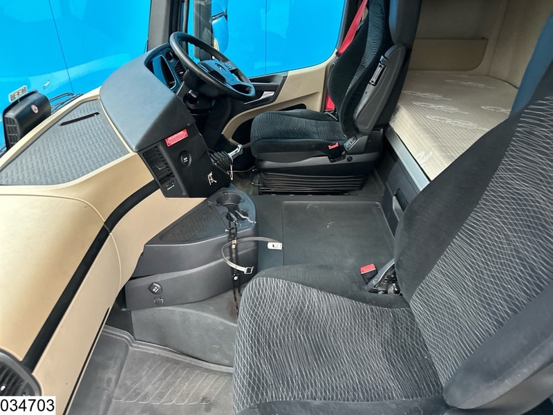 Фото интерьера 2: Тягач Mercedes-Benz Actros 2443 6x2, EURO 6, RHD, ADR, Hydraulic Фото интерьера 2: Тягач Mercedes-Benz Actros 2443 6x2, EURO 6, RHD, ADR, Hydraulic