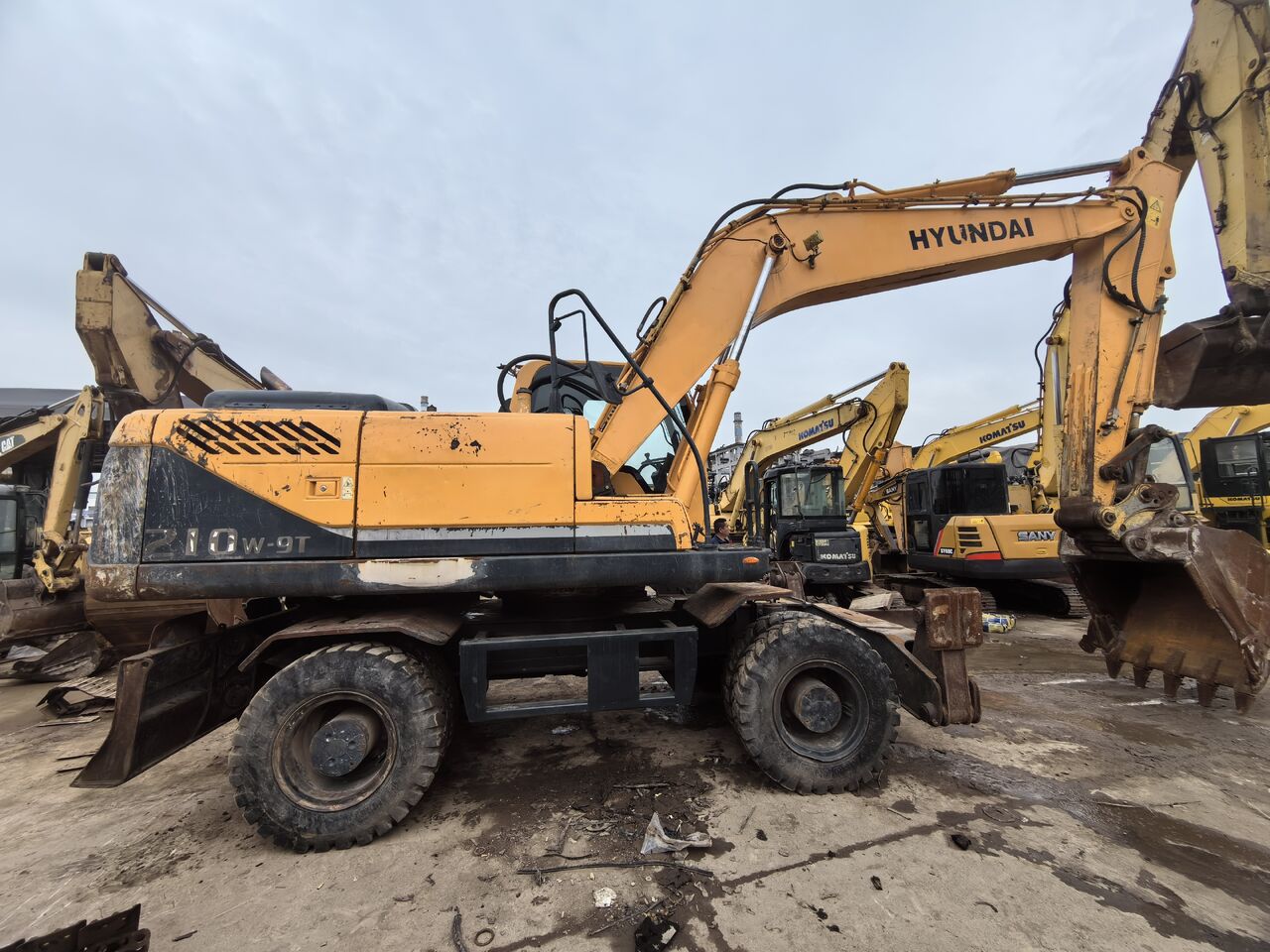 HYUNDAI ROBEX 210W-9S - Колёсный экскаватор: фото 1 HYUNDAI ROBEX 210W-9S - Колёсный экскаватор: фото 1