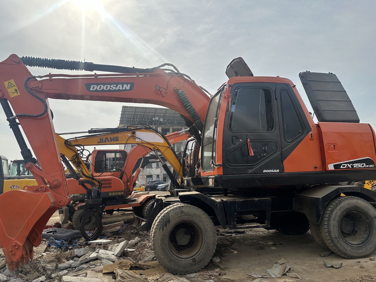 DOOSAN DX150W - Колёсный экскаватор: фото 3 DOOSAN DX150W - Колёсный экскаватор: фото 3