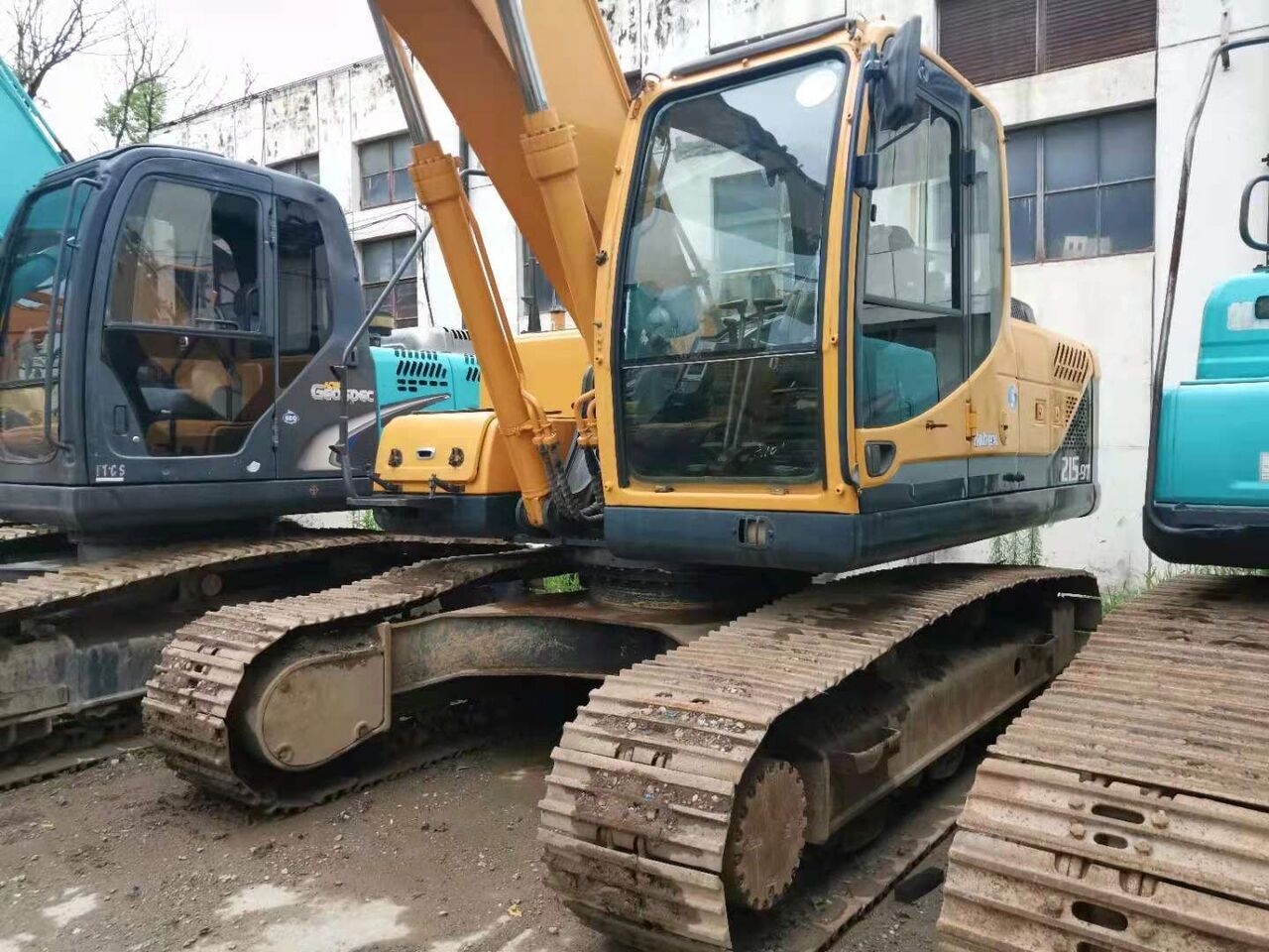 Hyundai R215 - Гусеничный экскаватор: фото 1 Hyundai R215 - Гусеничный экскаватор: фото 1