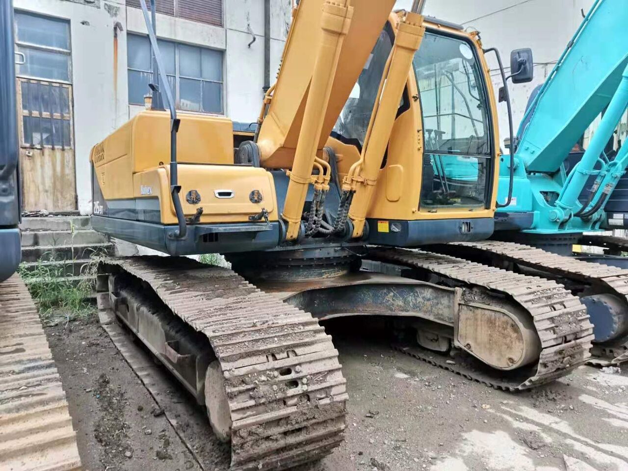 Hyundai R215 - Гусеничный экскаватор: фото 2 Hyundai R215 - Гусеничный экскаватор: фото 2