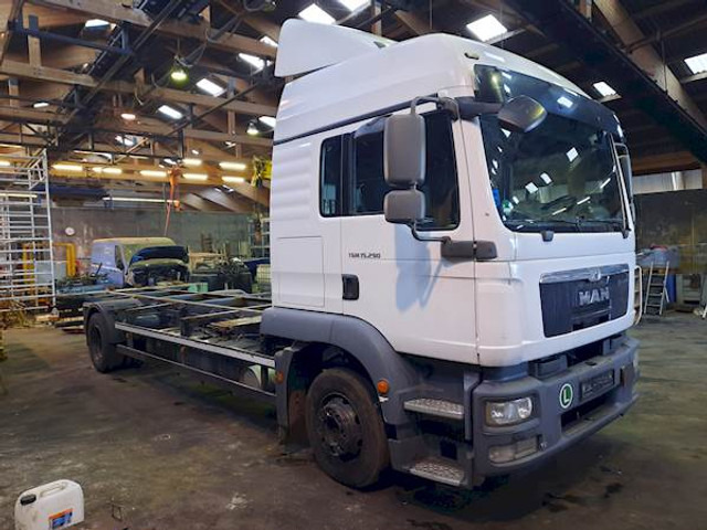 MAN TGM 15.290 4X2 LL - Грузовик-контейнеровоз/ Сменный кузов: фото 4 MAN TGM 15.290 4X2 LL - Грузовик-контейнеровоз/ Сменный кузов: фото 4
