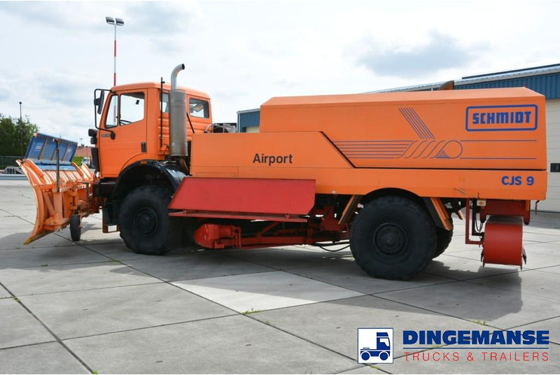 Mercedes-Benz SK 2031 4x4x4 Schmidt CJS9 airport sweeper snow plough - Снегоуборочная машина: фото 2 Mercedes-Benz SK 2031 4x4x4 Schmidt CJS9 airport sweeper snow plough - Снегоуборочная машина: фото 2