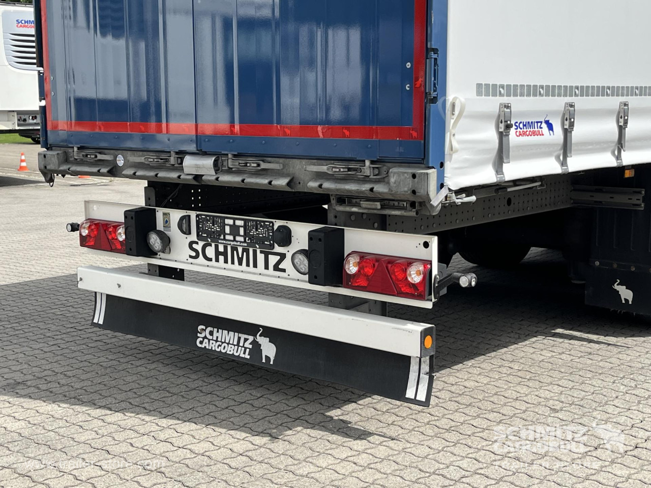 SCHMITZ Auflieger Curtainsider Standard - Тентованный полуприцеп: фото 2 SCHMITZ Auflieger Curtainsider Standard - Тентованный полуприцеп: фото 2