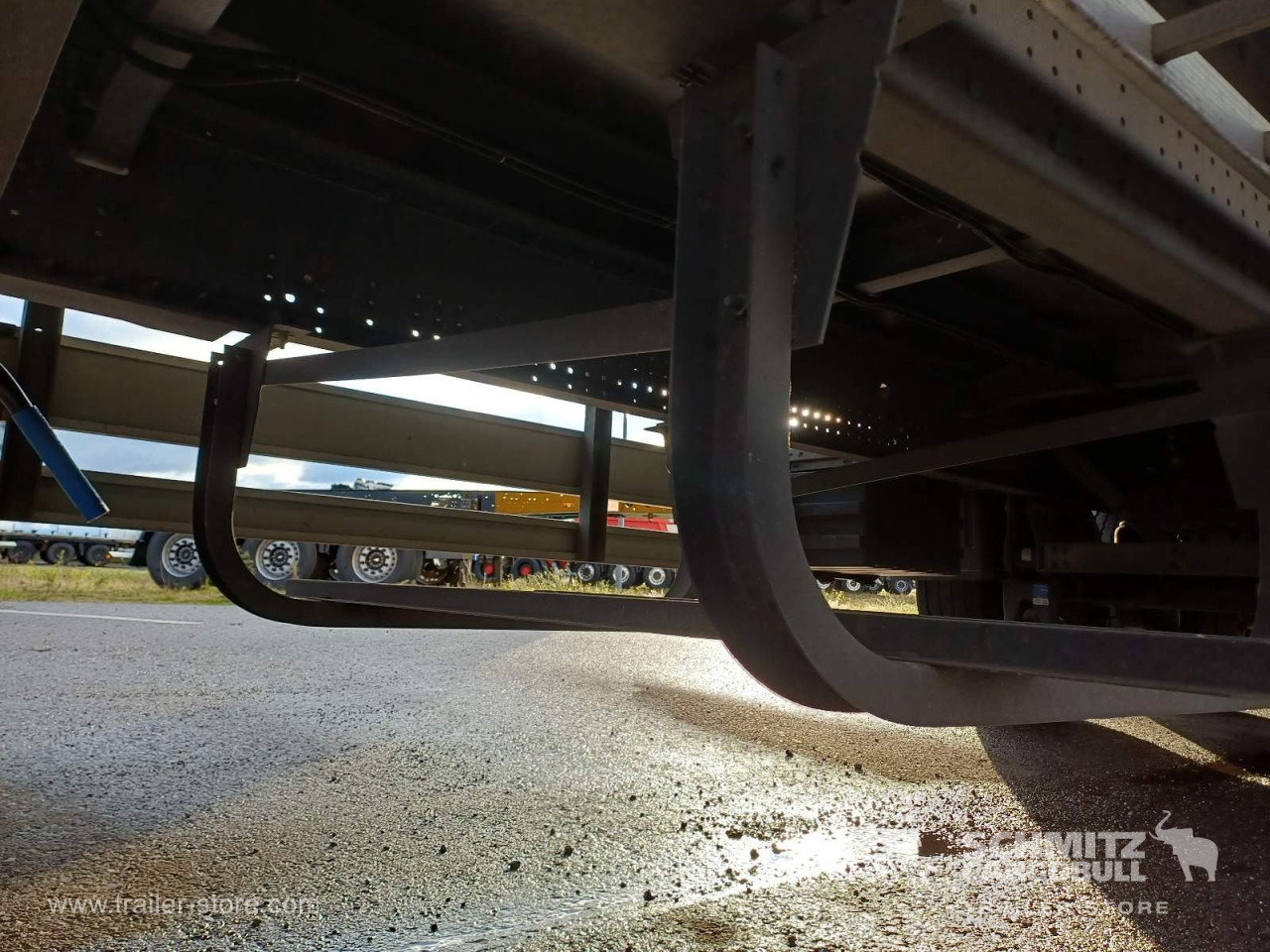 SCHMITZ Auflieger Curtainsider Standard - Тентованный полуприцеп: фото 4 SCHMITZ Auflieger Curtainsider Standard - Тентованный полуприцеп: фото 4