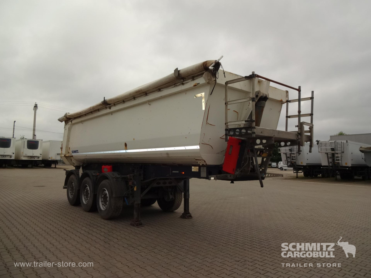 SCHMITZ Tipper Steel half pipe body 28m³ - Самосвальный полуприцеп: фото 4 SCHMITZ Tipper Steel half pipe body 28m³ - Самосвальный полуприцеп: фото 4
