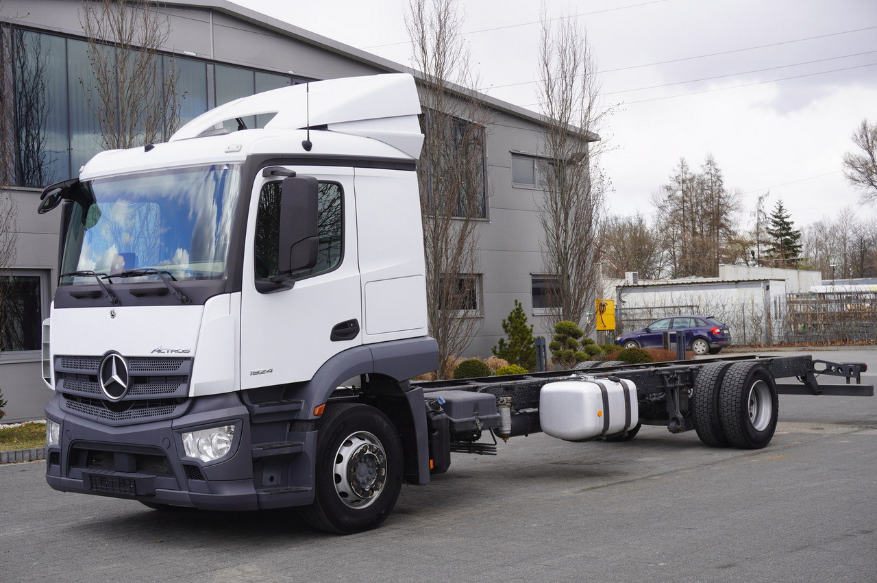 MERCEDES-BENZ Actros 1824 / 9.1 m chassis / sleeping cabin - Грузовик-шасси: фото 1 MERCEDES-BENZ Actros 1824 / 9.1 m chassis / sleeping cabin - Грузовик-шасси: фото 1