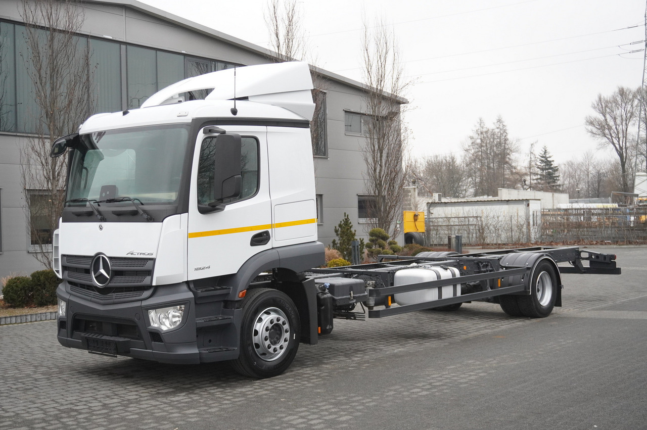 MERCEDES-BENZ Actros 1824 / 9.1 m chassis / sleeping cabin - Грузовик-шасси: фото 2 MERCEDES-BENZ Actros 1824 / 9.1 m chassis / sleeping cabin - Грузовик-шасси: фото 2