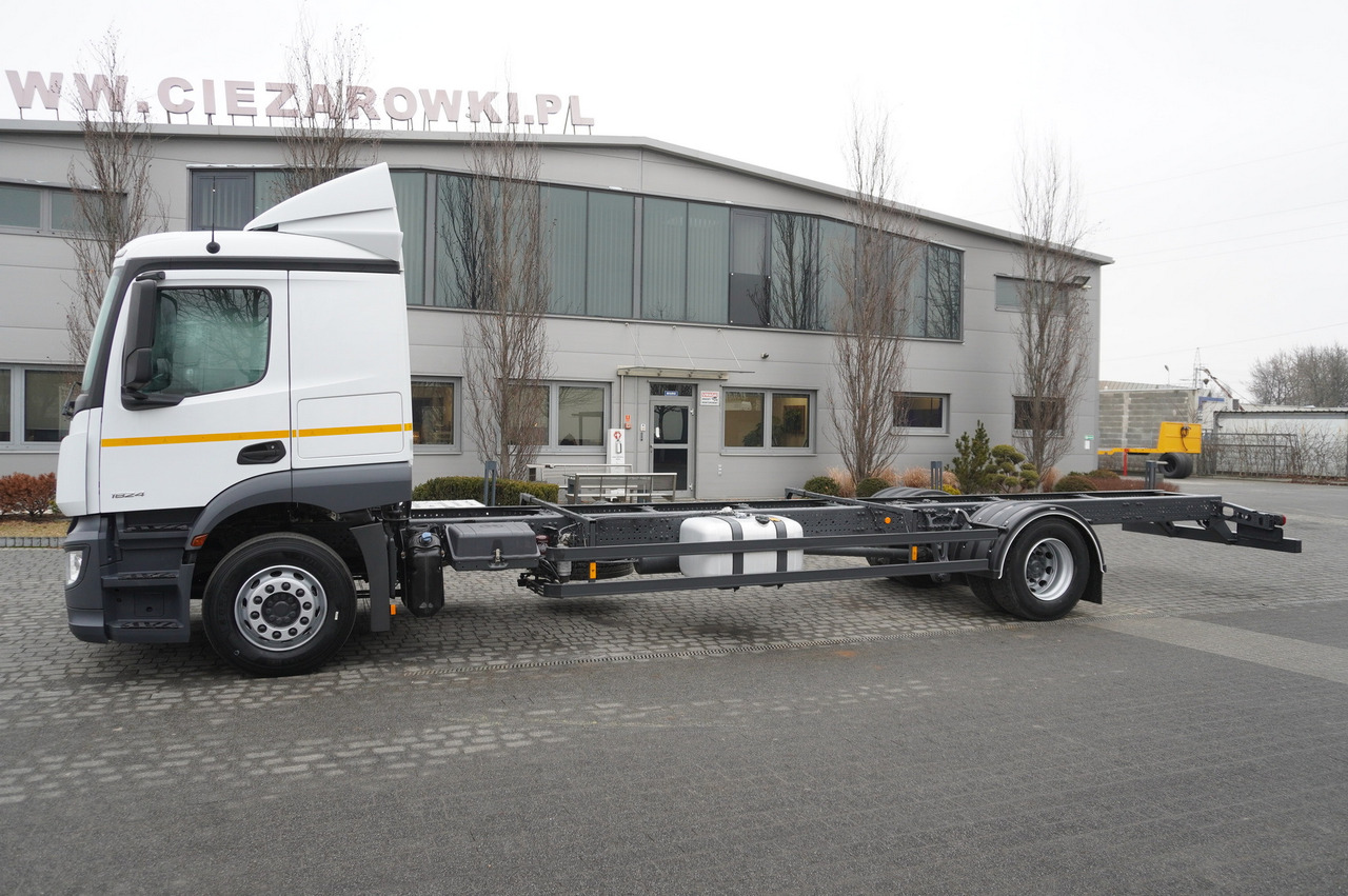 MERCEDES-BENZ Actros 1824 / 9.1 m chassis / sleeping cabin - Грузовик-шасси: фото 3 MERCEDES-BENZ Actros 1824 / 9.1 m chassis / sleeping cabin - Грузовик-шасси: фото 3