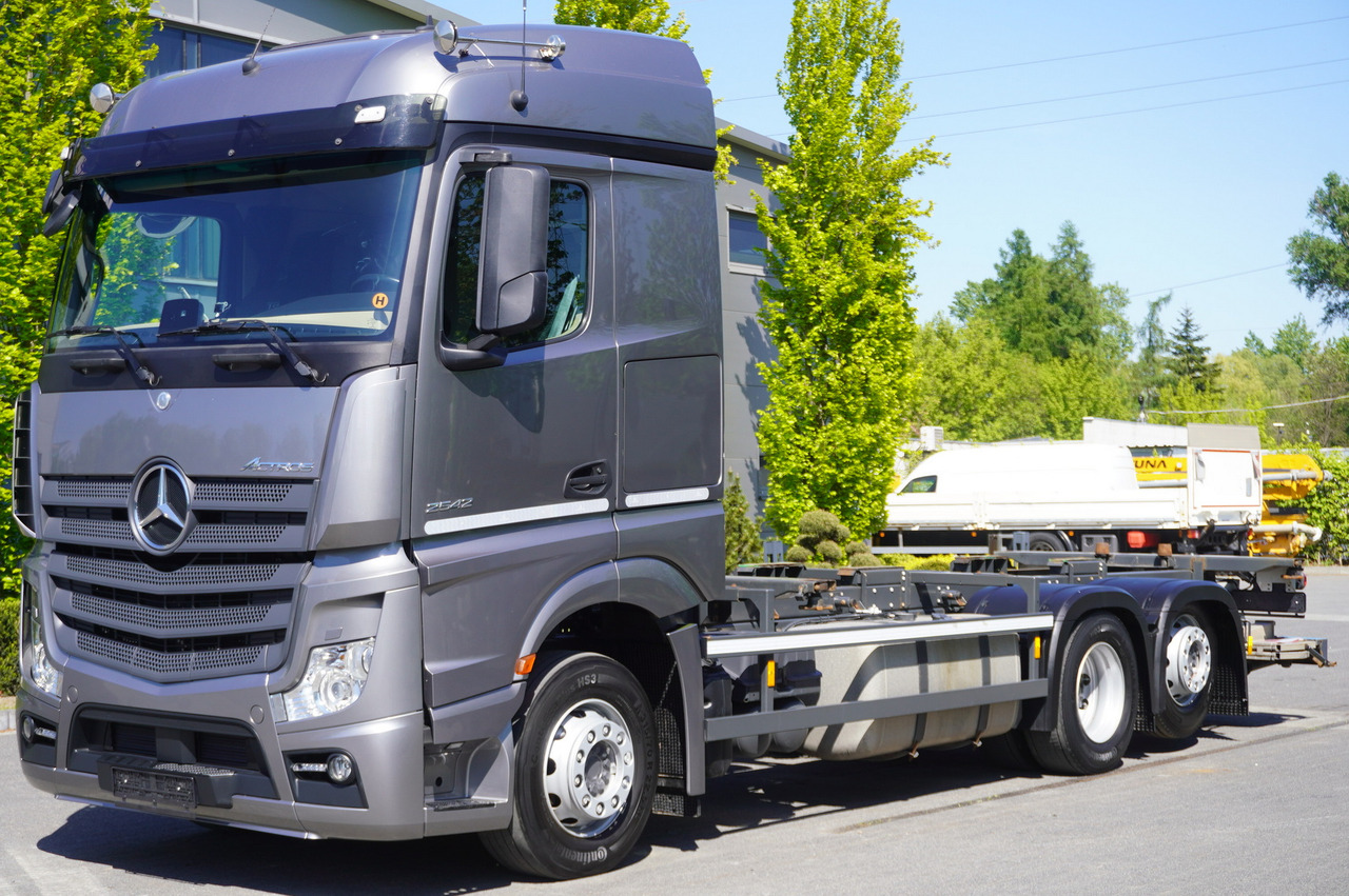 MERCEDES-BENZ Actros 2542 / XXL cabin / BDF / 190 tho. km - Грузовик-контейнеровоз/ Сменный кузов: фото 1 MERCEDES-BENZ Actros 2542 / XXL cabin / BDF / 190 tho. km - Грузовик-контейнеровоз/ Сменный кузов: фото 1