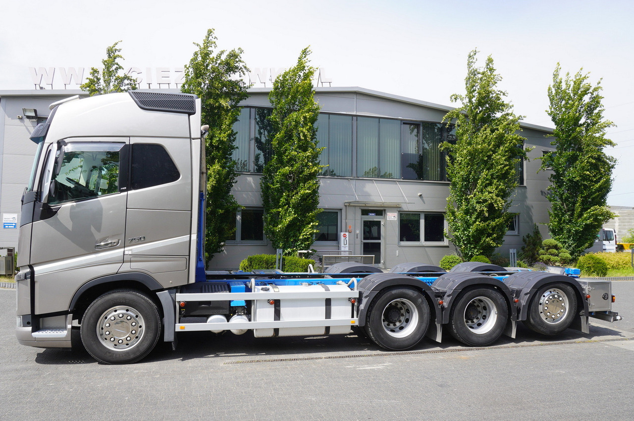 VOLVO FH16 750 8x4x4 / 750 HP! / Frame 685 cm / Steered 4th axle - Грузовик-шасси: фото 3 VOLVO FH16 750 8x4x4 / 750 HP! / Frame 685 cm / Steered 4th axle - Грузовик-шасси: фото 3
