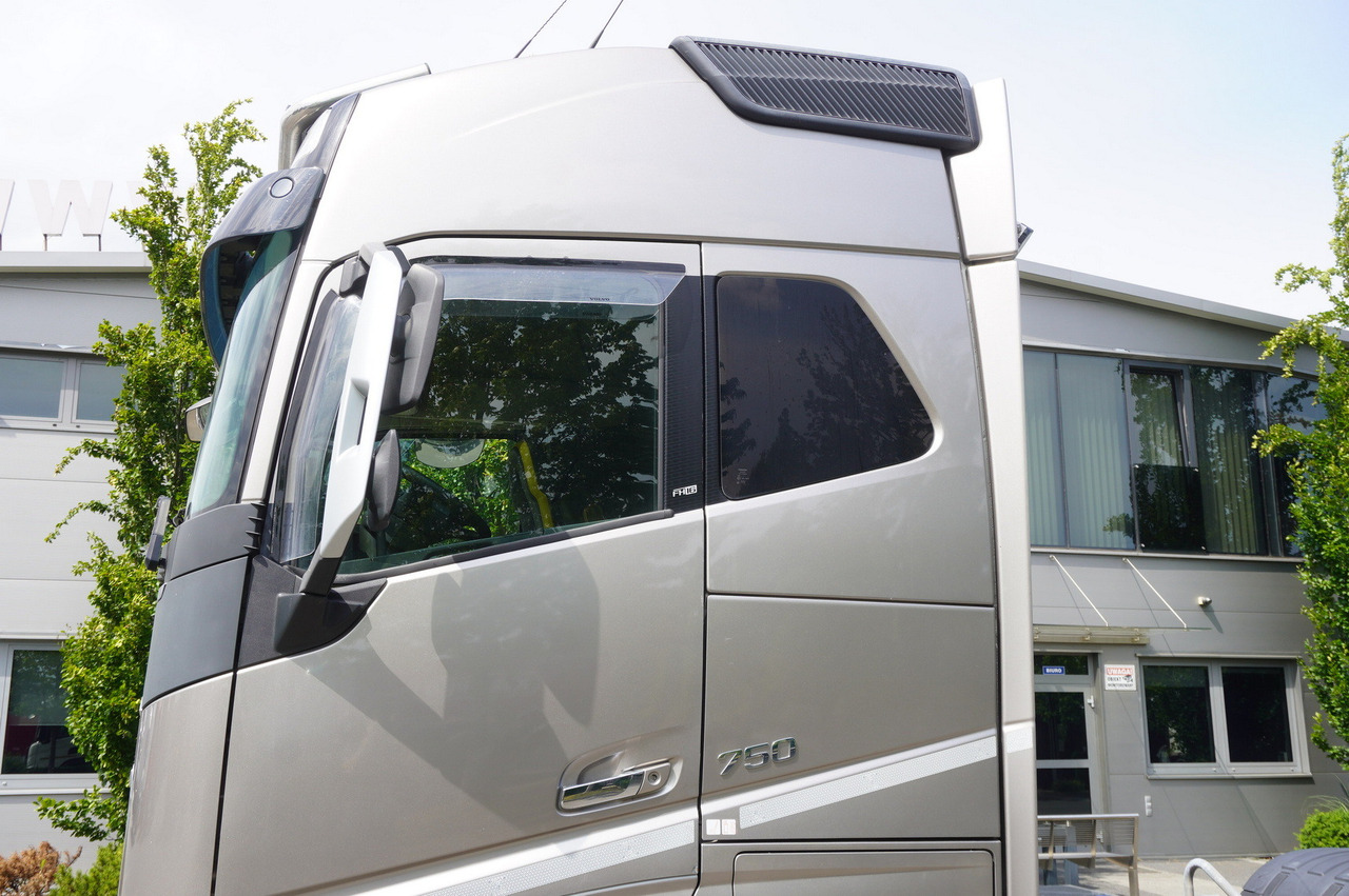 Грузовик-шасси VOLVO FH16 750 8x4x4 / 750 HP! / Frame 685 cm / Steered 4th axle: фото 15