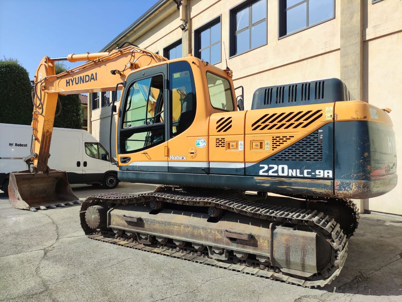 HYUNDAI R220NLC-9A - Гусеничный экскаватор: фото 2 HYUNDAI R220NLC-9A - Гусеничный экскаватор: фото 2