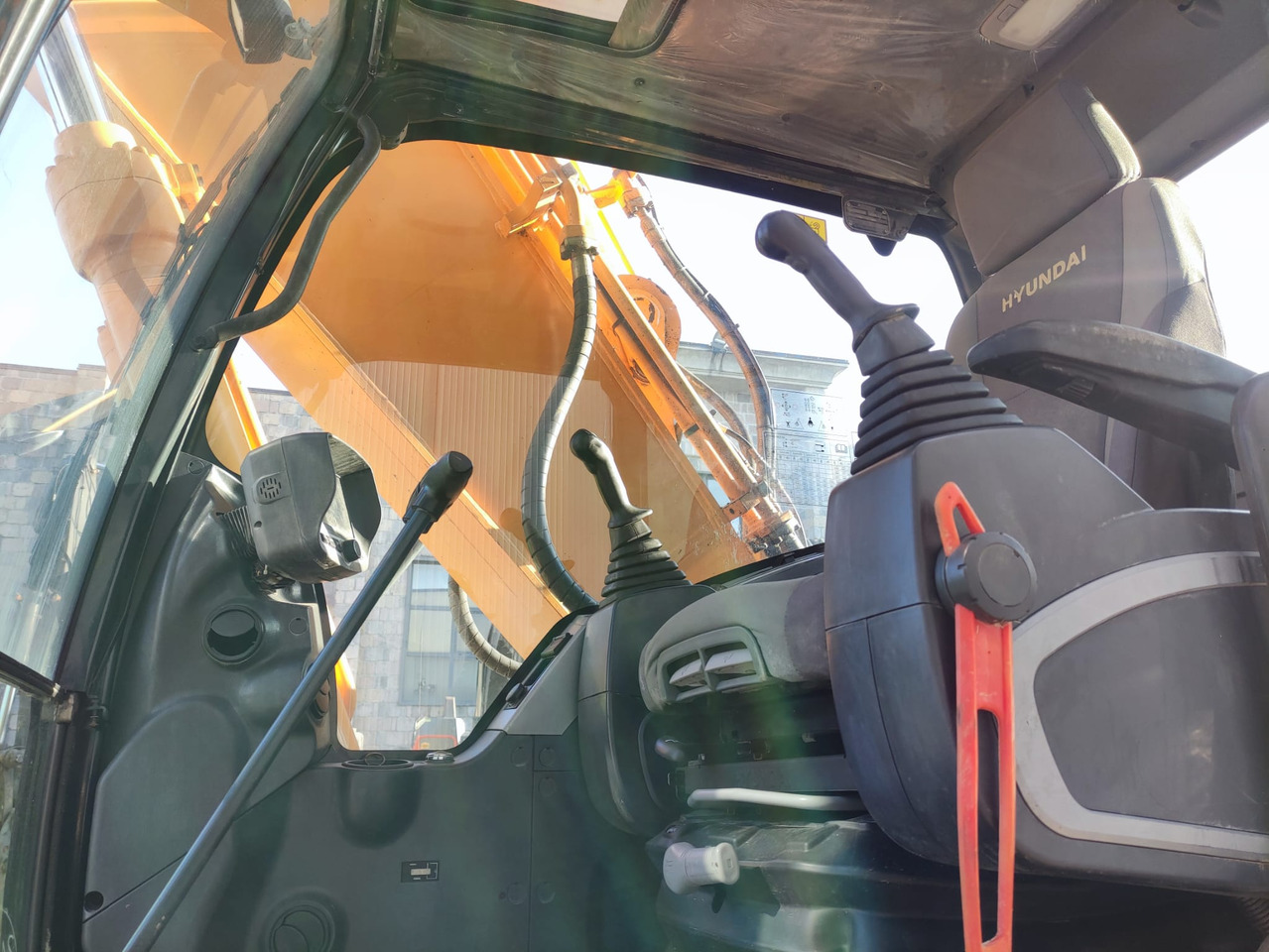 Hyundai R220NLC-9A - Гусеничный экскаватор: фото 5 Hyundai R220NLC-9A - Гусеничный экскаватор: фото 5