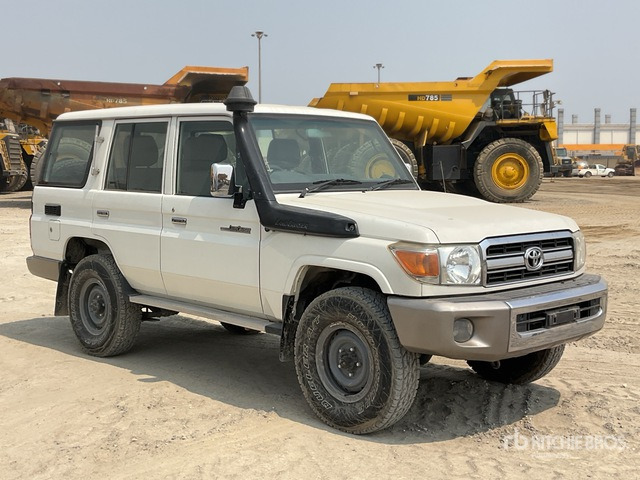2011 Toyota Land Cruiser LX 76R 4x4 SUV - Внедорожник: фото 2 2011 Toyota Land Cruiser LX 76R 4x4 SUV - Внедорожник: фото 2