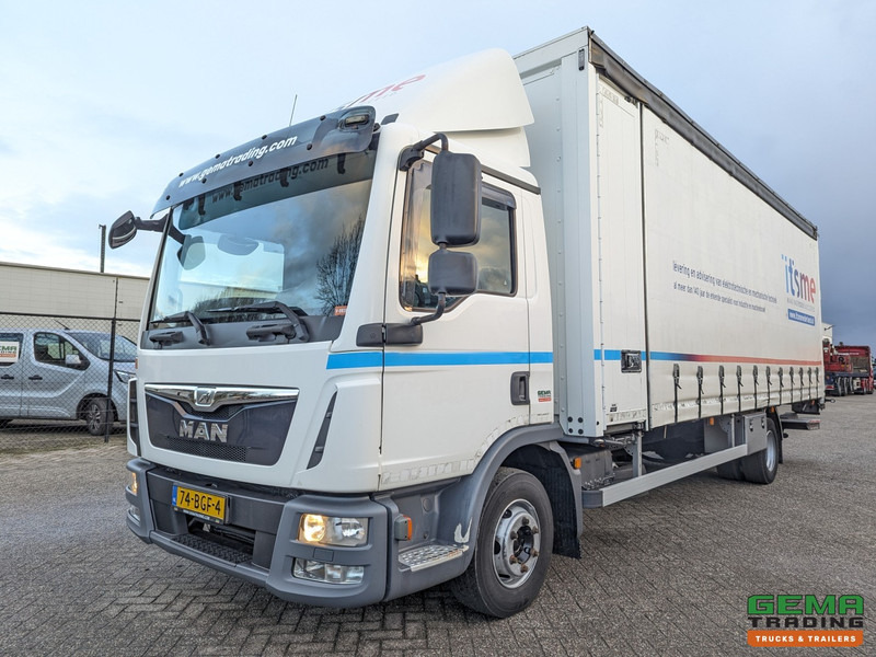 MAN TGL 12.220 4x2 Daycab Euro6 - SchuifzeilenBak 7.2M + Laadklep 2000kg - Rongpotten - Zijdeuren - Тентованный грузовик: фото 1 MAN TGL 12.220 4x2 Daycab Euro6 - SchuifzeilenBak 7.2M + Laadklep 2000kg - Rongpotten - Zijdeuren - Тентованный грузовик: фото 1