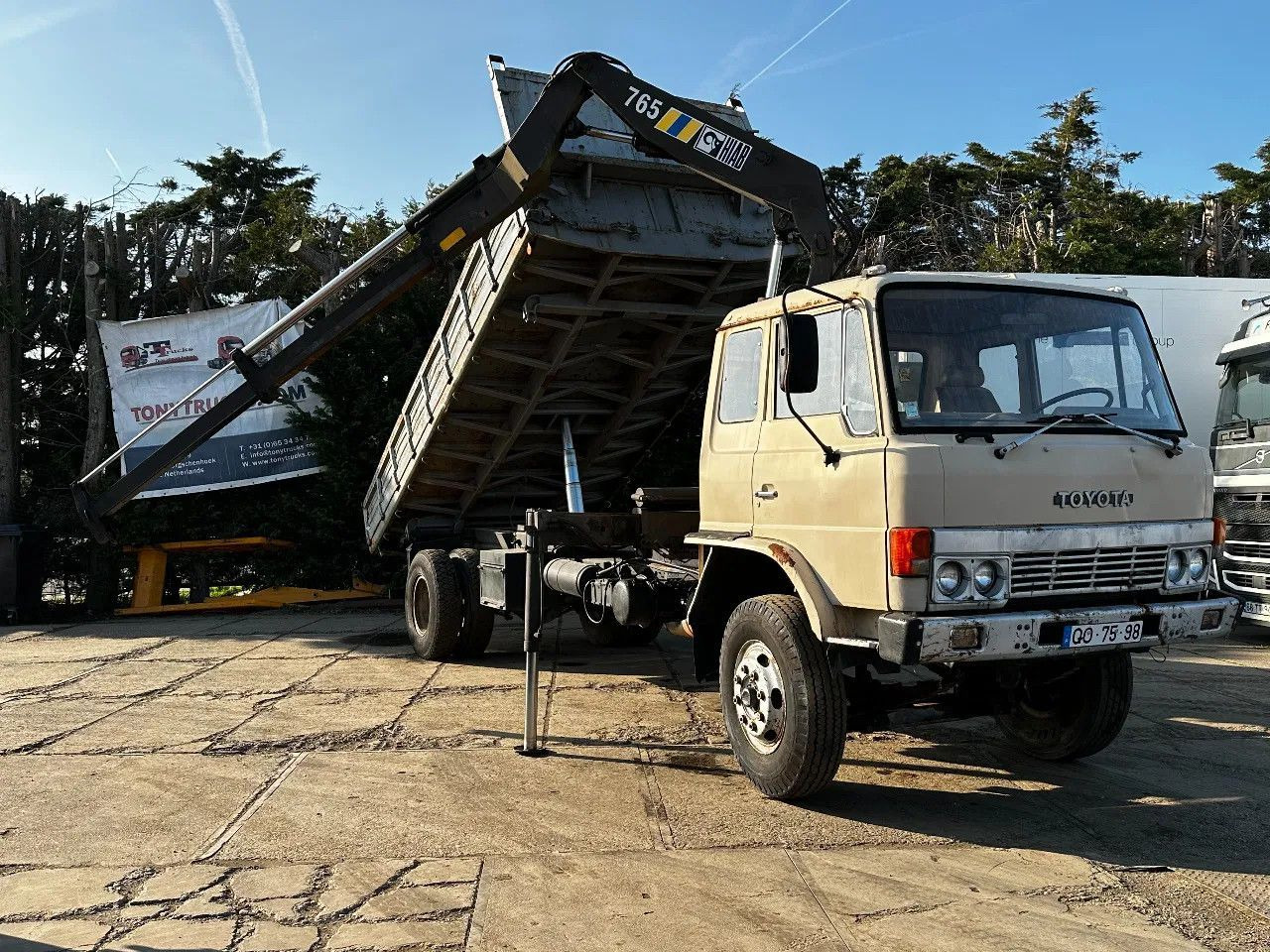 Toyota HINO 14T 4X2 Tipper+Crane Hiab 765 Spring/Spring - Самосвал: фото 1 Toyota HINO 14T 4X2 Tipper+Crane Hiab 765 Spring/Spring - Самосвал: фото 1