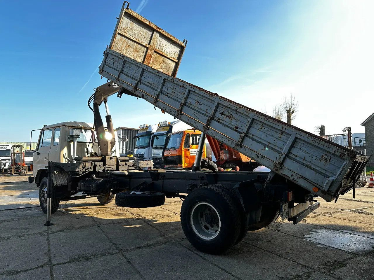Toyota HINO 14T 4X2 Tipper+Crane Hiab 765 Spring/Spring - Самосвал: фото 3 Toyota HINO 14T 4X2 Tipper+Crane Hiab 765 Spring/Spring - Самосвал: фото 3