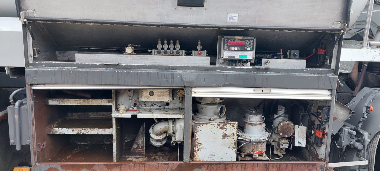 Грузовик-цистерна MERCEDES: фото 12