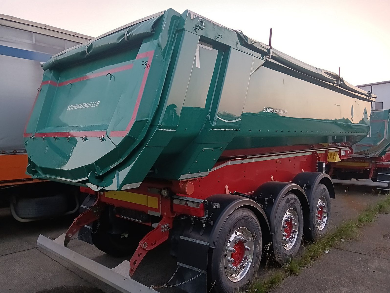 Schwarzmüller 3-A ALU-MULDE mHARDOX ALCOA 25m3 SAF 5420kgPlane - Самосвальный полуприцеп: фото 1 Schwarzmüller 3-A ALU-MULDE mHARDOX ALCOA 25m3 SAF 5420kgPlane - Самосвальный полуприцеп: фото 1