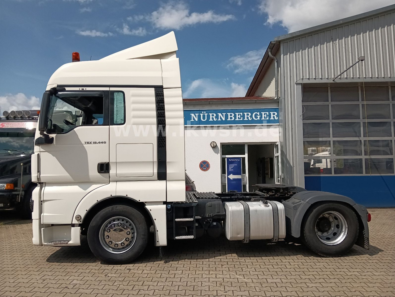 MAN TGX 18:440 FLT XLX 2xTank Klima Spoiler Kühlbox MAN TGX 18:440 FLT XLX 2xTank Klima Spoiler Kühlbox - Тягач: фото 1 MAN TGX 18:440 FLT XLX 2xTank Klima Spoiler Kühlbox MAN TGX 18:440 FLT XLX 2xTank Klima Spoiler Kühlbox - Тягач: фото 1