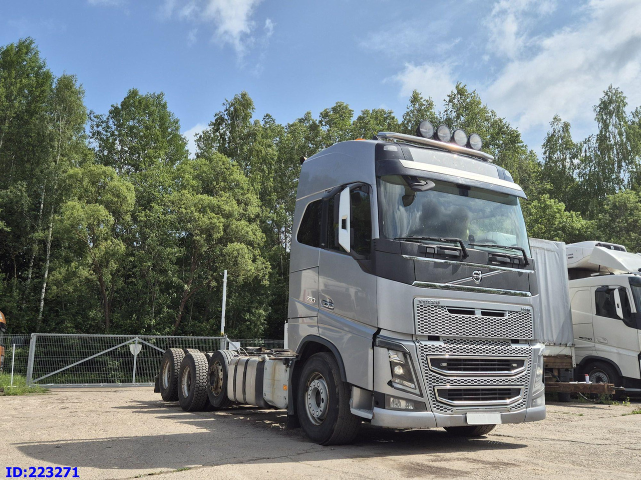 VOLVO FH16 750HP 8x4 (Steering axle / 2 axles lifting) - Грузовик-шасси: фото 4 VOLVO FH16 750HP 8x4 (Steering axle / 2 axles lifting) - Грузовик-шасси: фото 4