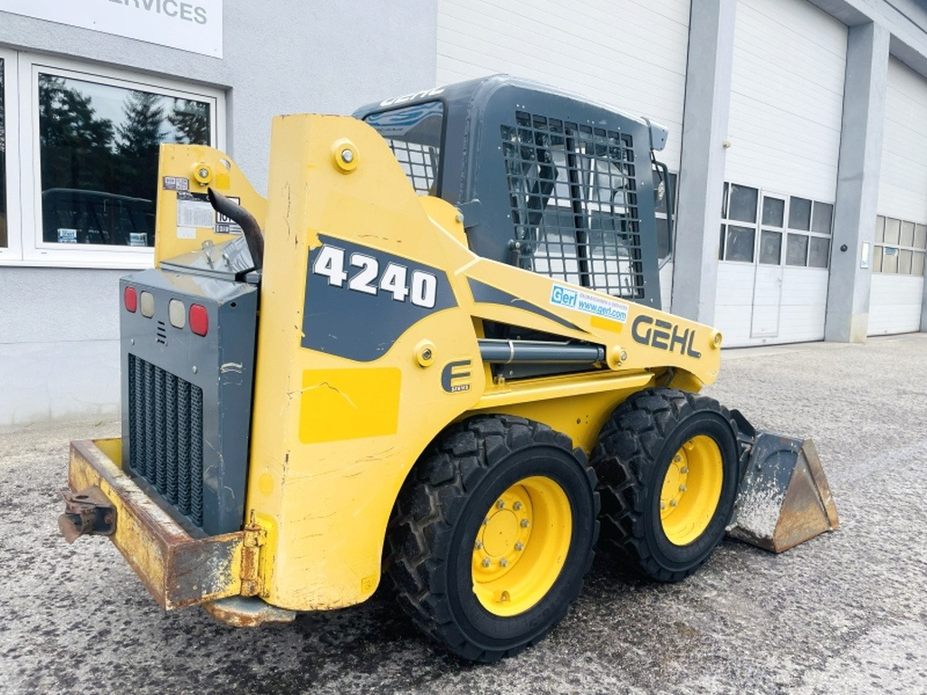 Мини-погрузчик с бортовым поворотом Gehl SL4240 (4035): фото 7