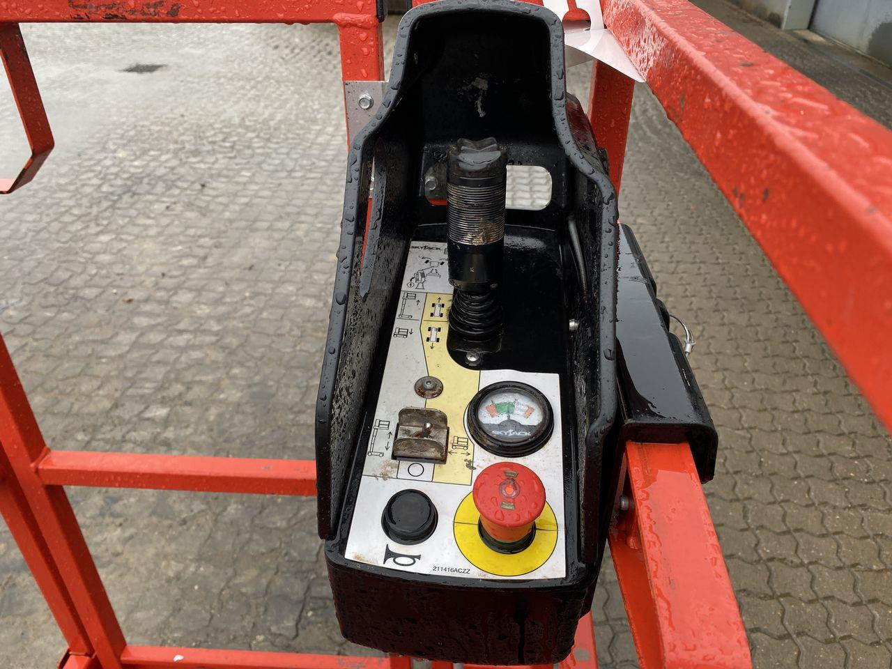 Skyjack SJ16 - Вертикальный мачтовый подъемник: фото 3 Skyjack SJ16 - Вертикальный мачтовый подъемник: фото 3