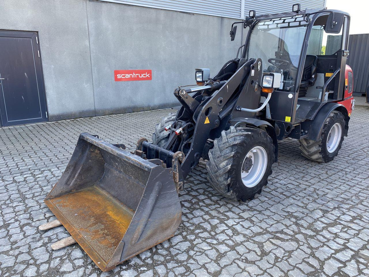Weidemann 2070 - Компактный фронтальный погрузчик: фото 1 Weidemann 2070 - Компактный фронтальный погрузчик: фото 1