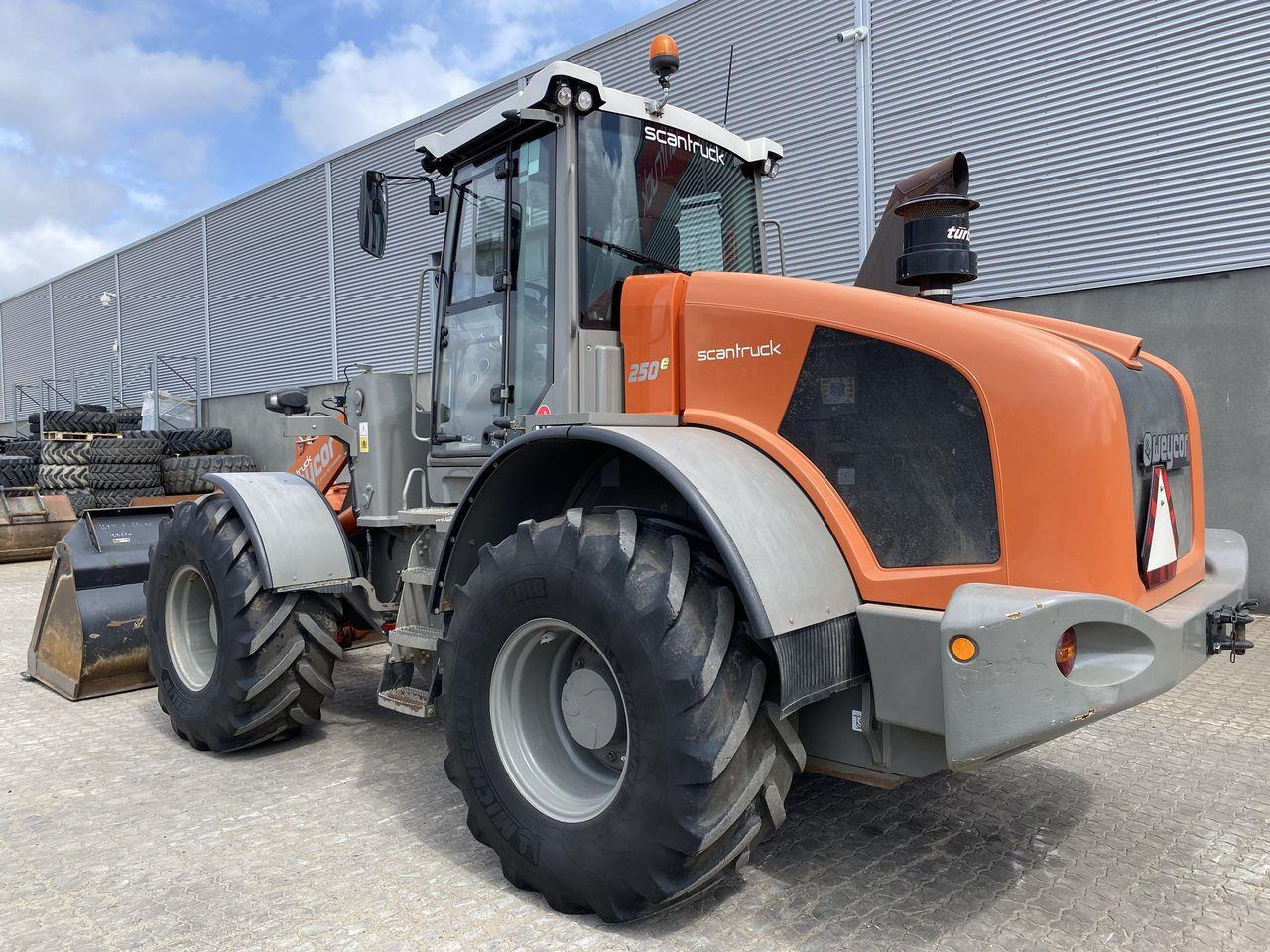 Weycor AR250e - Колёсный погрузчик: фото 2 Weycor AR250e - Колёсный погрузчик: фото 2