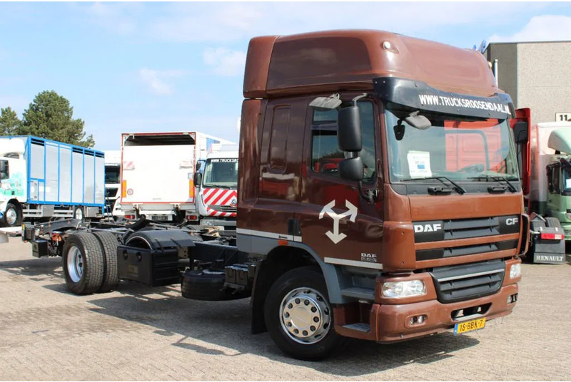 DAF CF 65 220 + lift + euro 5 - Грузовик-шасси: фото 4 DAF CF 65 220 + lift + euro 5 - Грузовик-шасси: фото 4