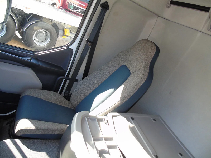 Грузовик с закрытым кузовом Volvo FL 250 + euro 6 + lift + 12T: фото 15