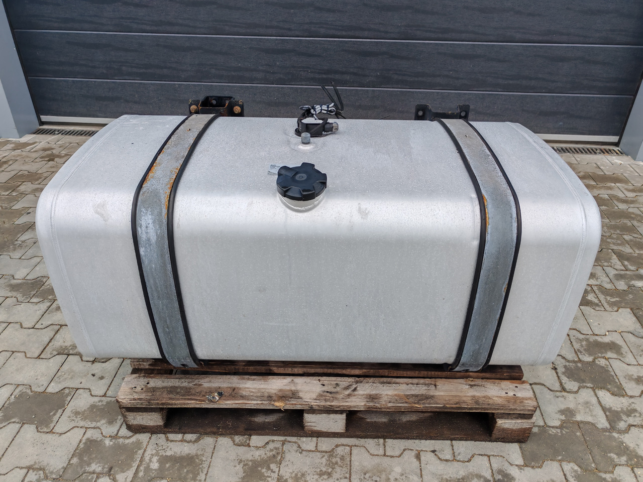 MAN TGS TGX / ALU FUEL TANK / 131x70x57,5 / 480L / 81122015937 - Топливный бак: фото 2 MAN TGS TGX / ALU FUEL TANK / 131x70x57,5 / 480L / 81122015937 - Топливный бак: фото 2