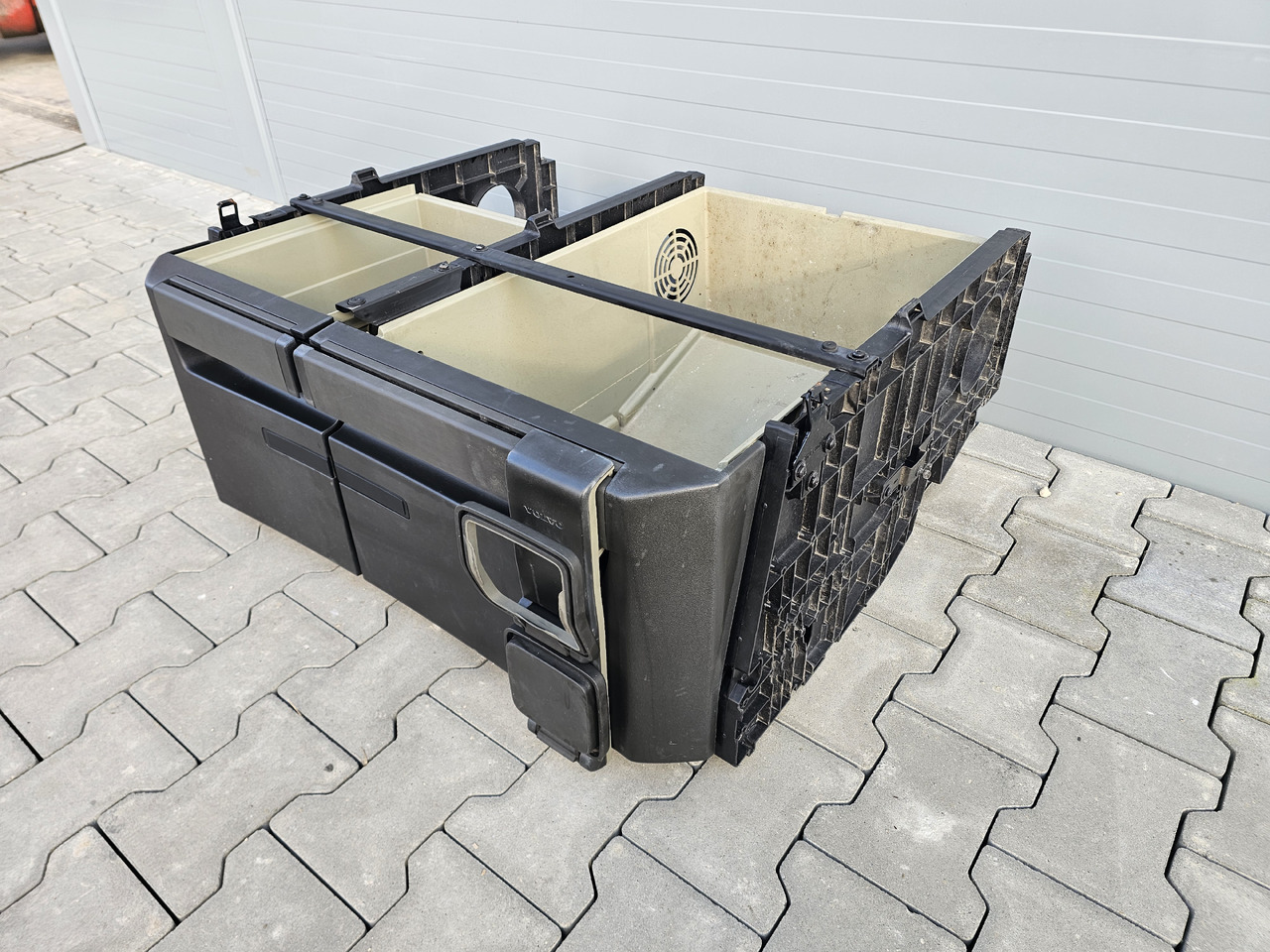 VOLVO FH4 / CABIN UNDERBED STORAGE / 23538347 23538293 - Кабина и интерьер: фото 4 VOLVO FH4 / CABIN UNDERBED STORAGE / 23538347 23538293 - Кабина и интерьер: фото 4